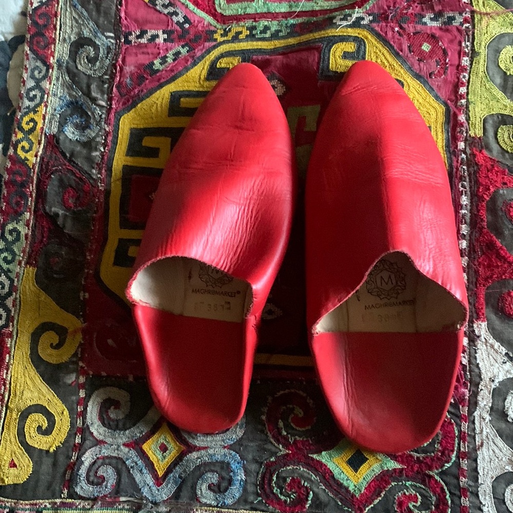 Maghrib Market red leather slides size 38